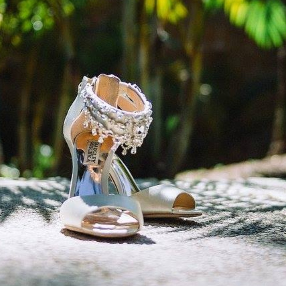Badgley Mischka 6.5 Denise ivory heels. Worn once.